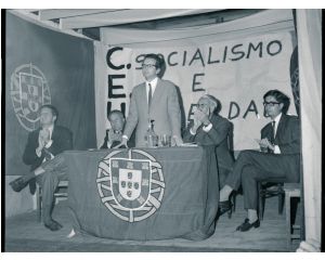 Eleições para a Assembleia Nacional em Outubro de 1969: comício da Comissão Eleitoral de Unidade Democrática (CEUD). As eleições seriam ganhas pela União Nacional tendo a oposição contestado os resultados.