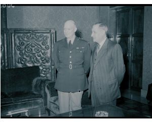 Dwight Eisenhower, de visita ao nosso País cumprimenta o Presidente do Conselho, Oliveira Salazar.