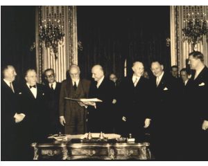 Assinatura em 18 de Abril de 1951 do Tratado de Paris, que constituiu a Comunidade Europeia do Carvão e do Aço, que entrou em vigor a 23 de Julho de 1952