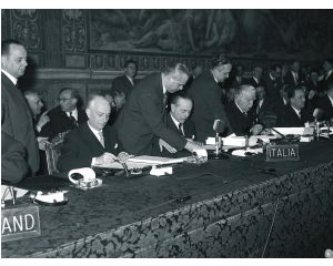 Assinatura, em Roma, do tratado que institui a CEE e a EURATOM.