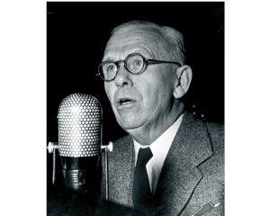 George C. Marshall anuncia plano de recuperação para a Europa. Portugal declina o auxílio financeiro, mas acabará por vir a beneficiar dele.
