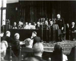 Winston Churchill discursa no Congresso de Haia aquando do nascimento do Movimento Europeu.