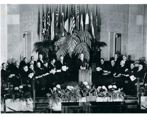 Assinatura, em Washington, por doze Estados, entre os quais Portugal, do Pacto do Atlântico criando a NATO / Organização do Tratado do Atlântico Norte