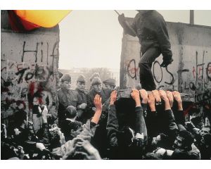 Queda do Muro de Berlim: é o princípio do fim das ditaduras comunistas e o fim do princípio da construção europeia, que entra numa nova fase: a Europa dos cidadãos, contraposta à Europa das elites