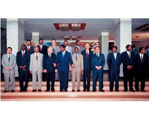 O Presidente de Cabo Verde, Mascarenhas Monteiro, com os chefes de Estado e de governo dos países membros, por ocasião da Cimeira de Lisboa em que foi assinada a declaração constitutiva da Comunidade de Países de Língua Portuguesa (CPLP)