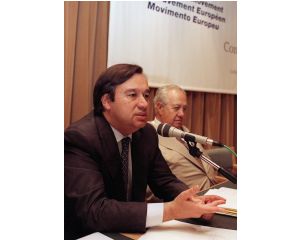 O Primeiro-Ministro António Guterres e Mário Soares, do Comité Executivo do Movimento Europeu, na sessão de abertura do Conselho Federal do Movimento Europeu, realizado a 11 de Julho de 1997 na Fundação Calouste Gulbenkian