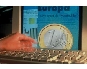 O euro passa a ser a moeda de onze Estados-membros. As divisas nacionais continuam a circular em notas e moedas como "denominações do euro". O Banco Central Europeu é o órgão central do dispositivo
