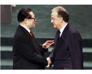 O presidente da China, cumprimenta Jorge Sampaio na cerimónia de transferência de soberania de Macau para a República Popular da China