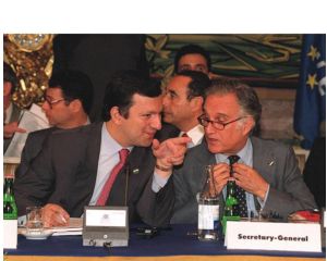 José Manuel Durão Barroso conversa com José Cutileiro, eleito por unanimidade Secretário-Geral da União Europeia Ocidental