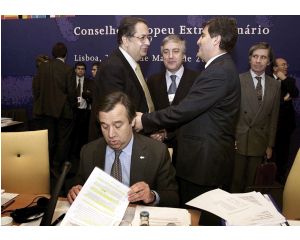 Conselho Europeu de Lisboa: Aprovação da Estratégia de Lisboa. Os chefes de Estado e de Governo dos 15 chegam a acordo sobre a Estratégia de Lisboa, princípios que pretendem conferir maior competitividade aos países da União Europeia sem pôr de lado a protecção social