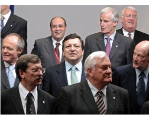 Os líderes europeus, reunidos no Conselho Europeu de Bruxelas, em que foi aprovada a proposta de Constituição Europeia apresentada na Convenção de 2003, no termo da Conferência Intergovernamental, aberta em Roma em Outubro do mesmo ano